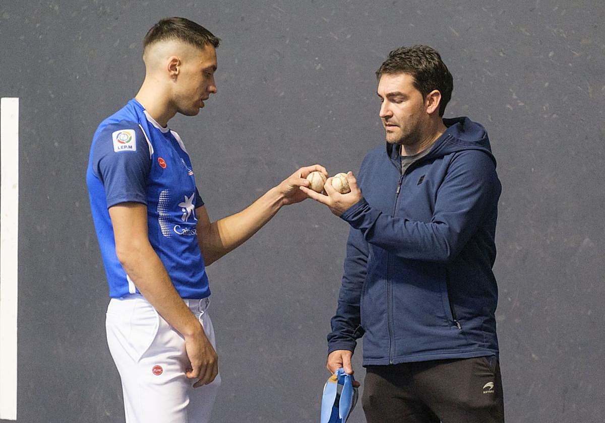Zabala selecciona las pelotas sin tacos junto al intendente Jon Apezetxea.