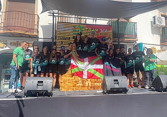 Los equipos masculino y femenino del Soronea-Amma en el podio de Ojén.