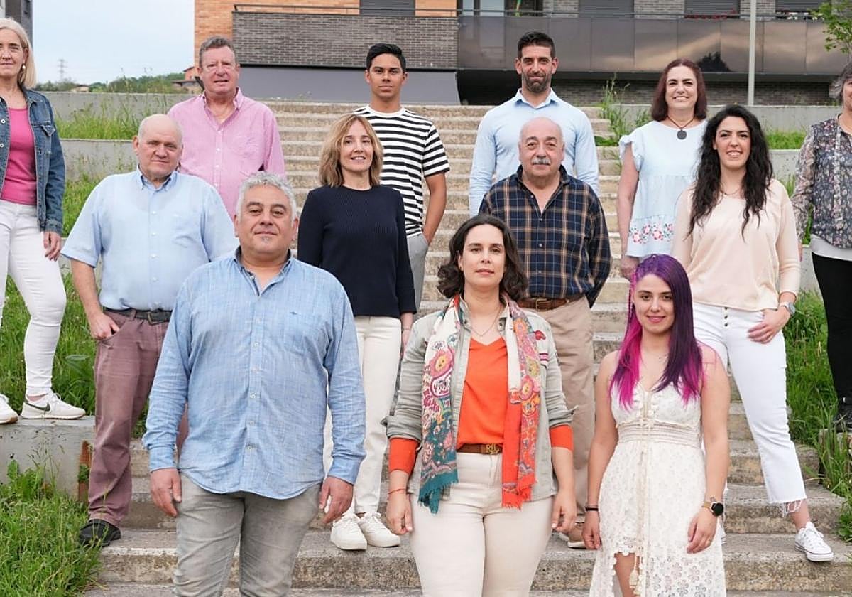 Miembros de EAJ-PNV de Astigarraga posan tras su lectura de la situación en mitad de la legislatura.