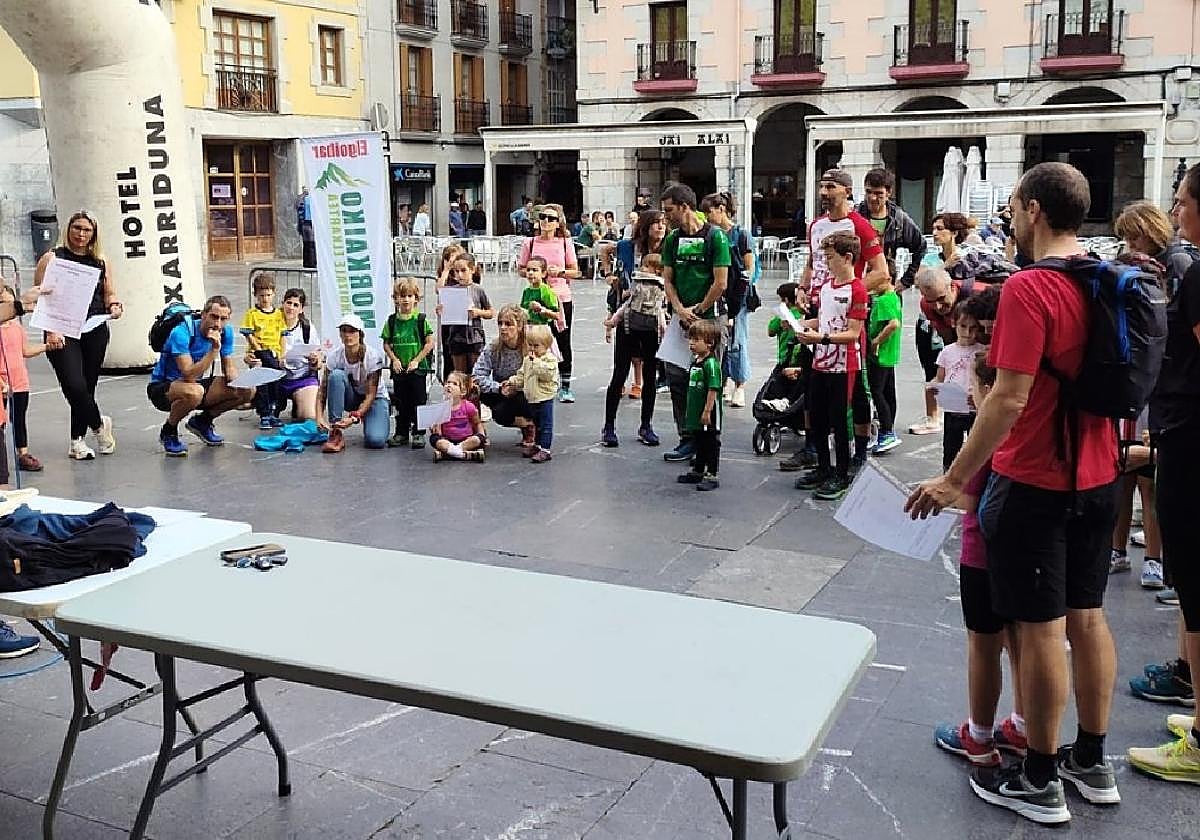 El miembro de la organización Imanol Garaizabal da explicaciones a los equipos participantes.