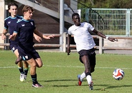Mouhamed Mar se presenta ante el guardameta del Athletic, pero sin acierto.