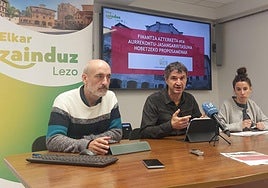 Iker Salaberria, Mikel Arruti y Eneritz Arruti durante la rueda de prensa celebrada ayer.