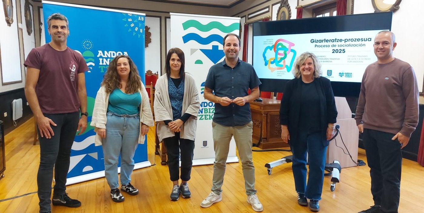 Miembros del equipo de gobierno en la presentación realizada ayer en el salón de plenos del ayuntamiento.