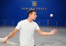 Xabier Rekalde lanza la pelota al aire en el frontón de Dima.