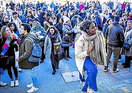 Varios aspirantes, antes de comenzar el examen MIR.