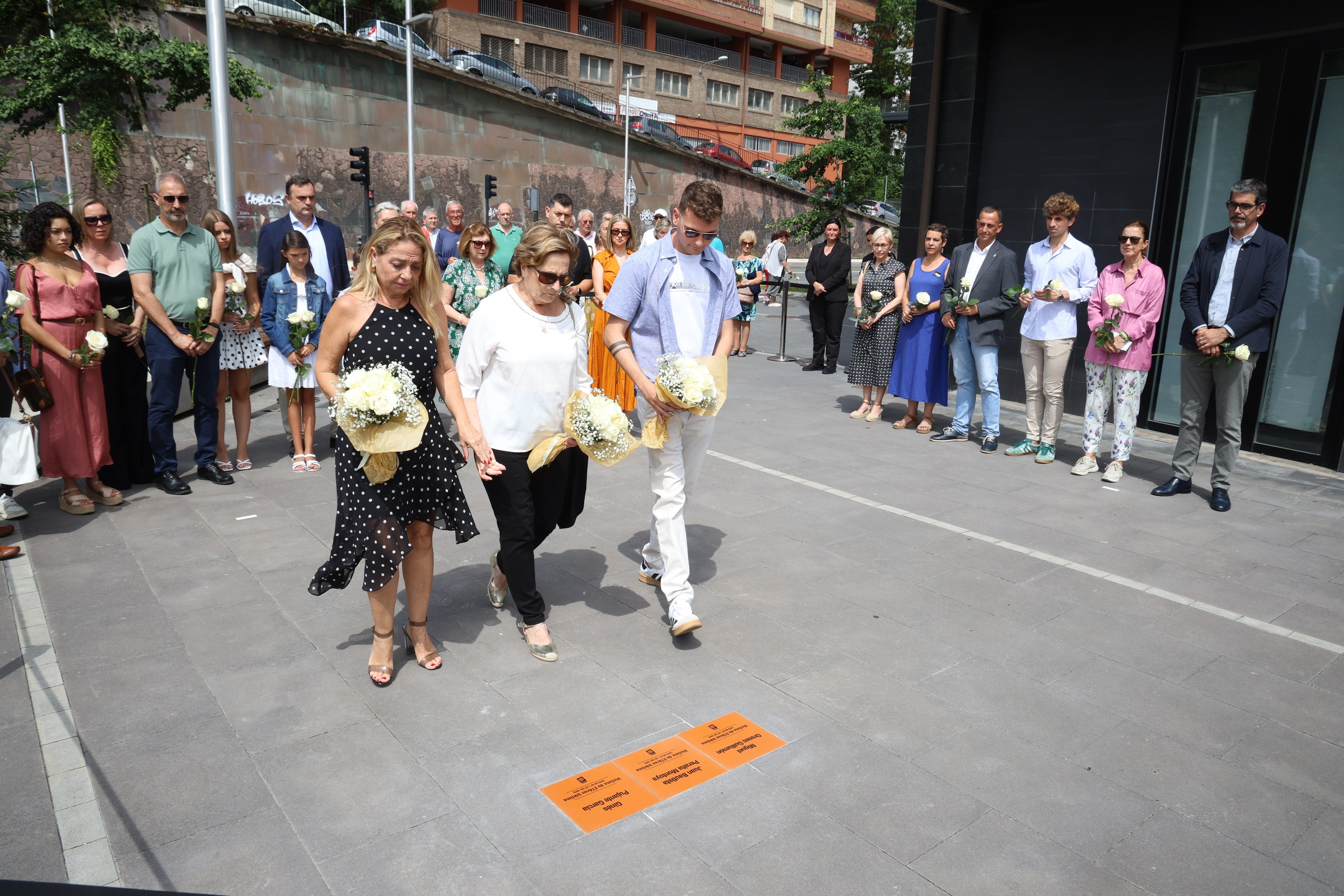 El pasado mes de julio se colocaron las placas en memoria de tres policías Pujante, Peralta y Orenes, asesinados por ETA frente al cuartel del Loiola.