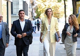 La consejera de Autogobierno, Maria Ubarretxena, junto a su equipo, ayer en Madrid.
