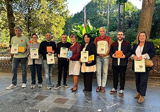 Organizadores y autoridades en la presentación de la iniciativa, este miércoles, en Donostia.