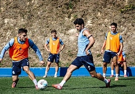 Guedes realiza un pase ante Barrene, Aihen y Gorrotxategi en el entrenamiento de este miércoles en Zubieta