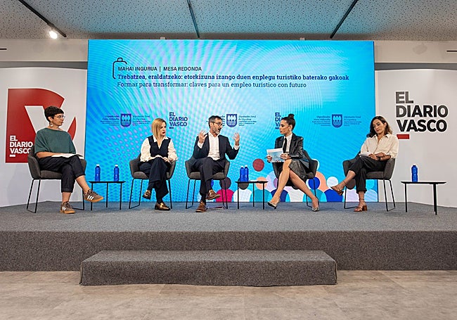 Noelia González, Ane Ruiz, Iñigo Olaizola, Laura Chamorro y Vanesa Alainez, en la mesa redonda.