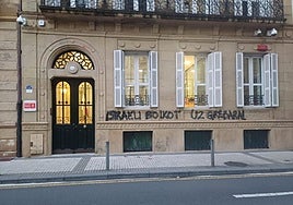 Pintada en la fachada de la sede del PSE en Donostia aparecida este miércoles.