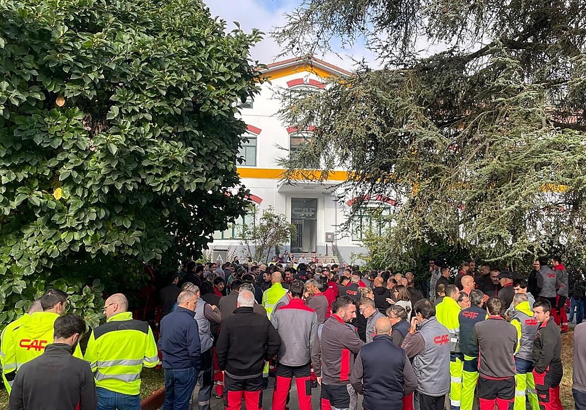 Imagen de los trabajadores de CAF concentrados hoy en Beasain.