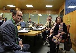 Jon Mirena Landa y Juana Balmaseda, de la comisión de vulneraciones, y el socialista Ekain Rico, en el centro, este miércoles en la comisión de Justicia y Derechos Humanos