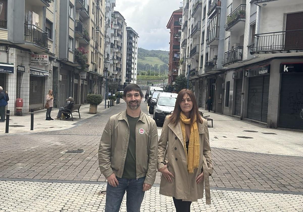 Palencia y De la Torre posan en el barrio de Iztieta.