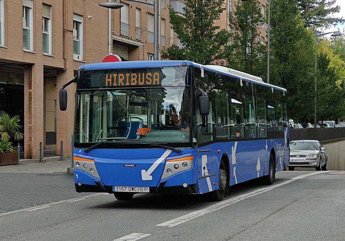 Autobús urbano Hiribusa, a su paso por Larramendi; el eléctrico se encuentra fuera de servicio.