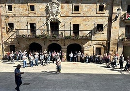 Concentración de los mayores en la Plaza durante la lectura del manifiesto.