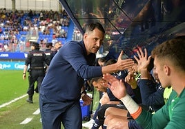 Beñat San José saluda a los jugadores de su banquillo antes de arrancar el partido del pasado sábado en Ipurua ante el Depor.
