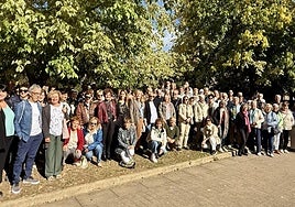 Directiva y asociados de Goienagusi tras la presentación del curso en Santa Ana junto a autoridades locales de Arrasate, Bergara y Oñati.