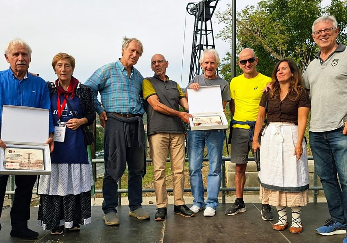 Representantes de Amigos del tren de Artikutza y de la asociación minera de la Sierra de Villaescusa en el acto de hermanamiento en Gallarta.