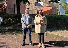 El portavoz Aritz Alkain y la concejal Belén Moreno del PSE-EE en las inmediaciones del Polideportivo.