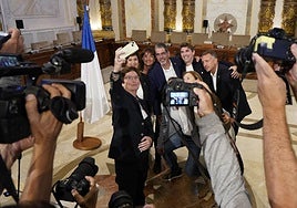 Goia y los concejales jeltzales se hacen un selfie ayer rodeados de fotógrafos.