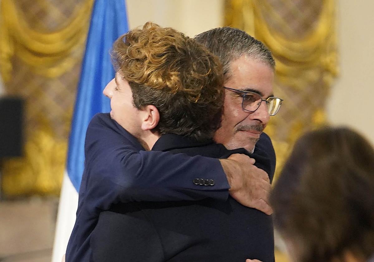 Eneko Goia y Jon Insausti se funden en un abrazo tras anunciar el alcalde su renuncia al cargo.