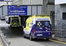 Ambulancias en la zona de Urgencias del Hospital Donostia. El transporte sanitario es el principal servicio externalizado.
