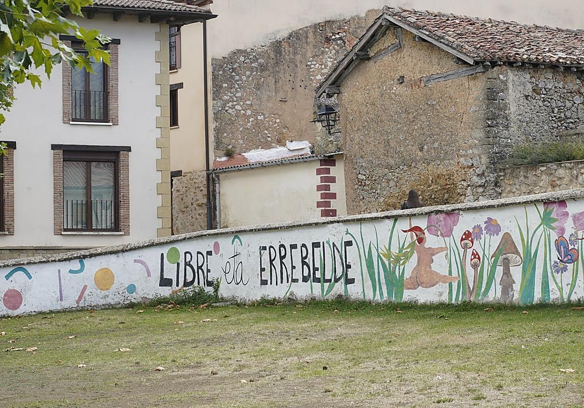 Uno de los muros que rodean el udaleku de Bernedo, con el lema 'Libre eta errebelde'.
