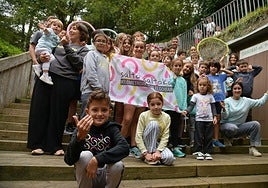 Elgoibar Ikastolako ikasle eta irakasleak, igandeko jai handiaren atarian.