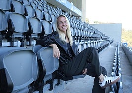 Klára Cahynová posa para DV en la grada del remodelado Estadio Zubieta.