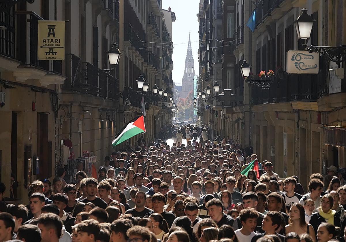 Manifestación de estudiantes este mediodía en Donostia.