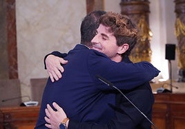 Eneko Goia abraza a Jon Insausti tras su comparecencia.