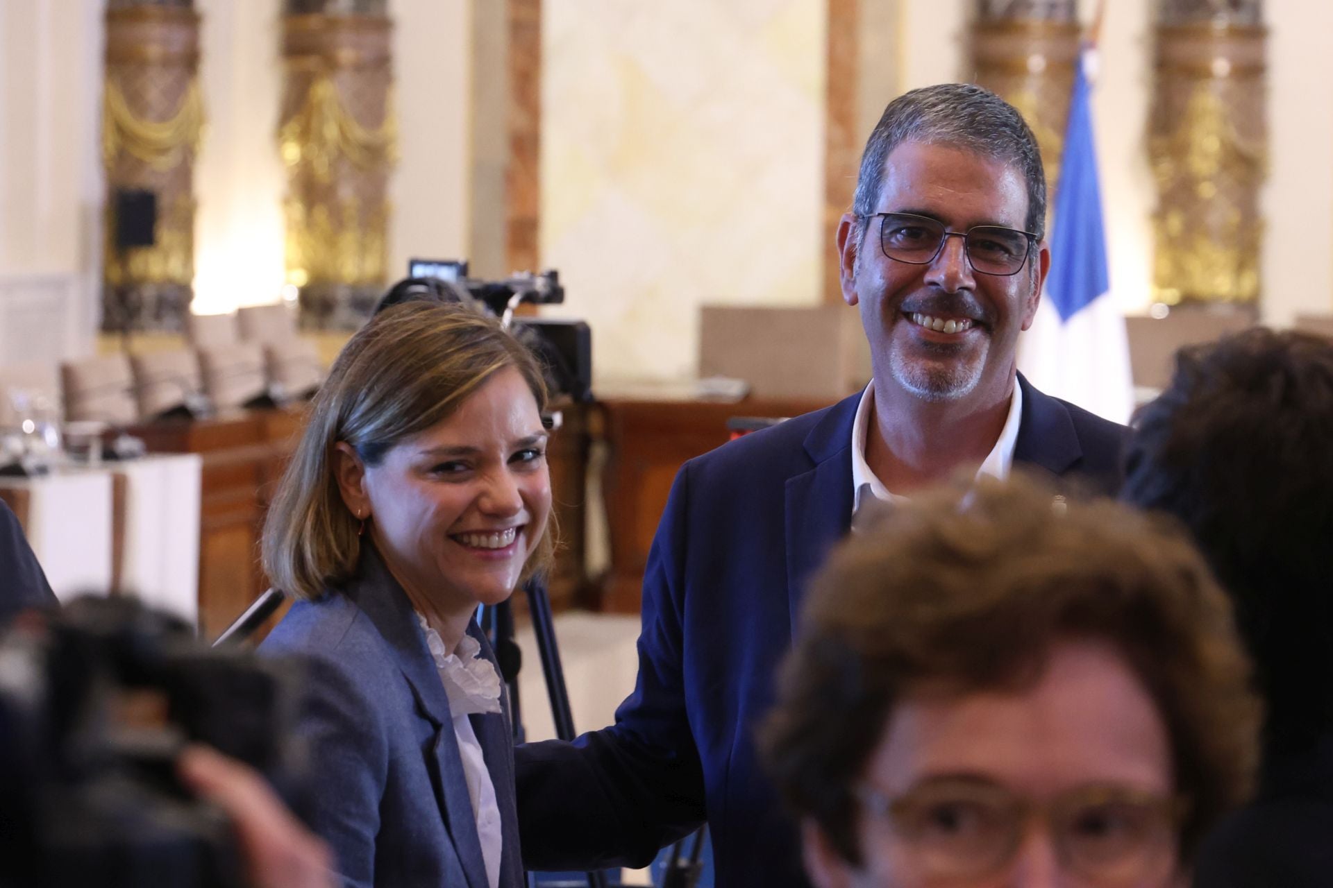 Ane Oyarbide saluda a Goia tras la rueda de prensa en la que ha anunciado que dejará el cargo.