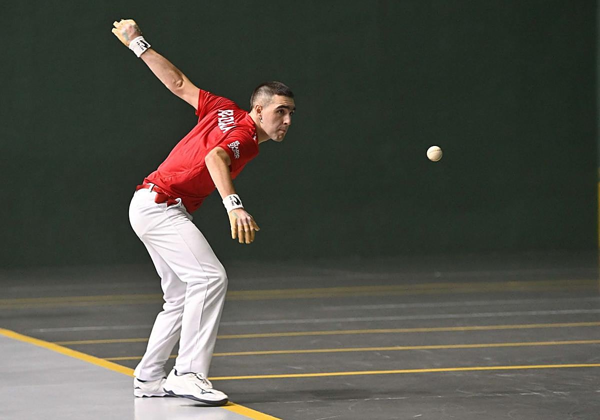 Xabier Apaolaza se prepara para rematar con su zurda.