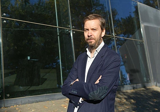 El profesor Álvaro Pérez, en el exterior del Cristóbal Balenciaga Museoa.