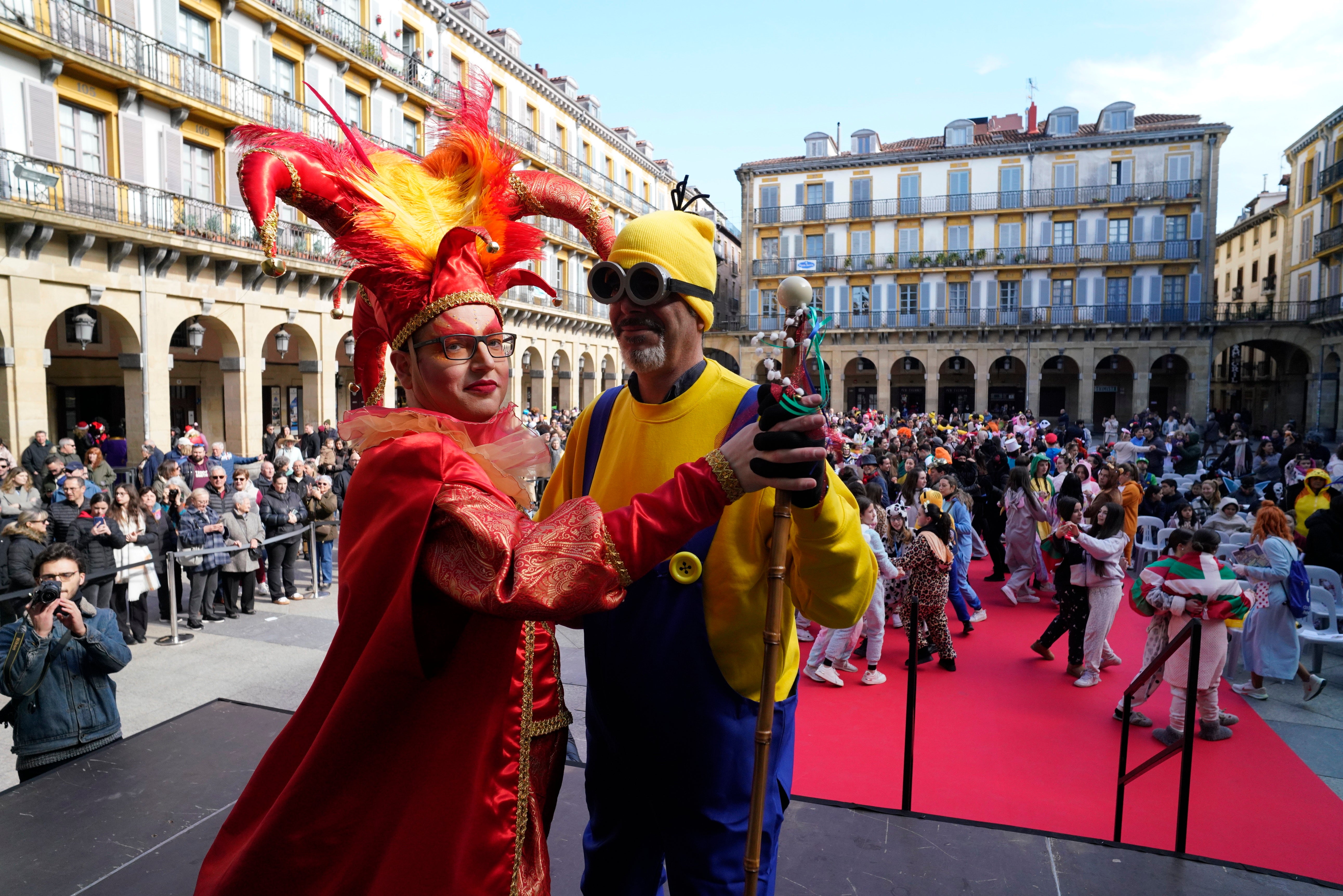 Eneko Goia, disfrazado en los carnavales y posando con el Dios Momo.