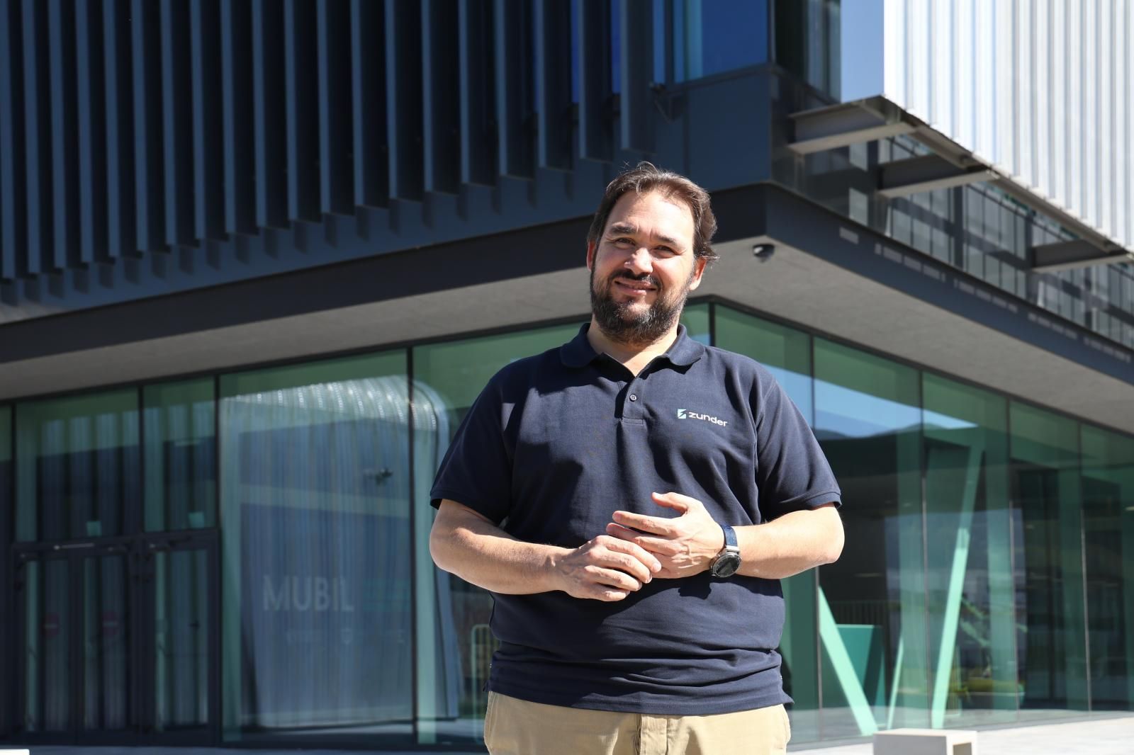 Daniel Pérez, CEO y cofundador de Zunder, frente al edificio de Mubil en Eskuzaitzeta.