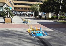 Denuncia Belén: «Preocupante estado en el que se encuentran numerosas rejillas de sumideros en la plaza de Campo de Atotxa. Se han remitido múltiples reclamaciones de los vecinos y las comunidades afectadas al Ayuntamiento y la situación sigue sin resolverse. Algunas de estas rejillas están rotas, hundidas o sueltas».