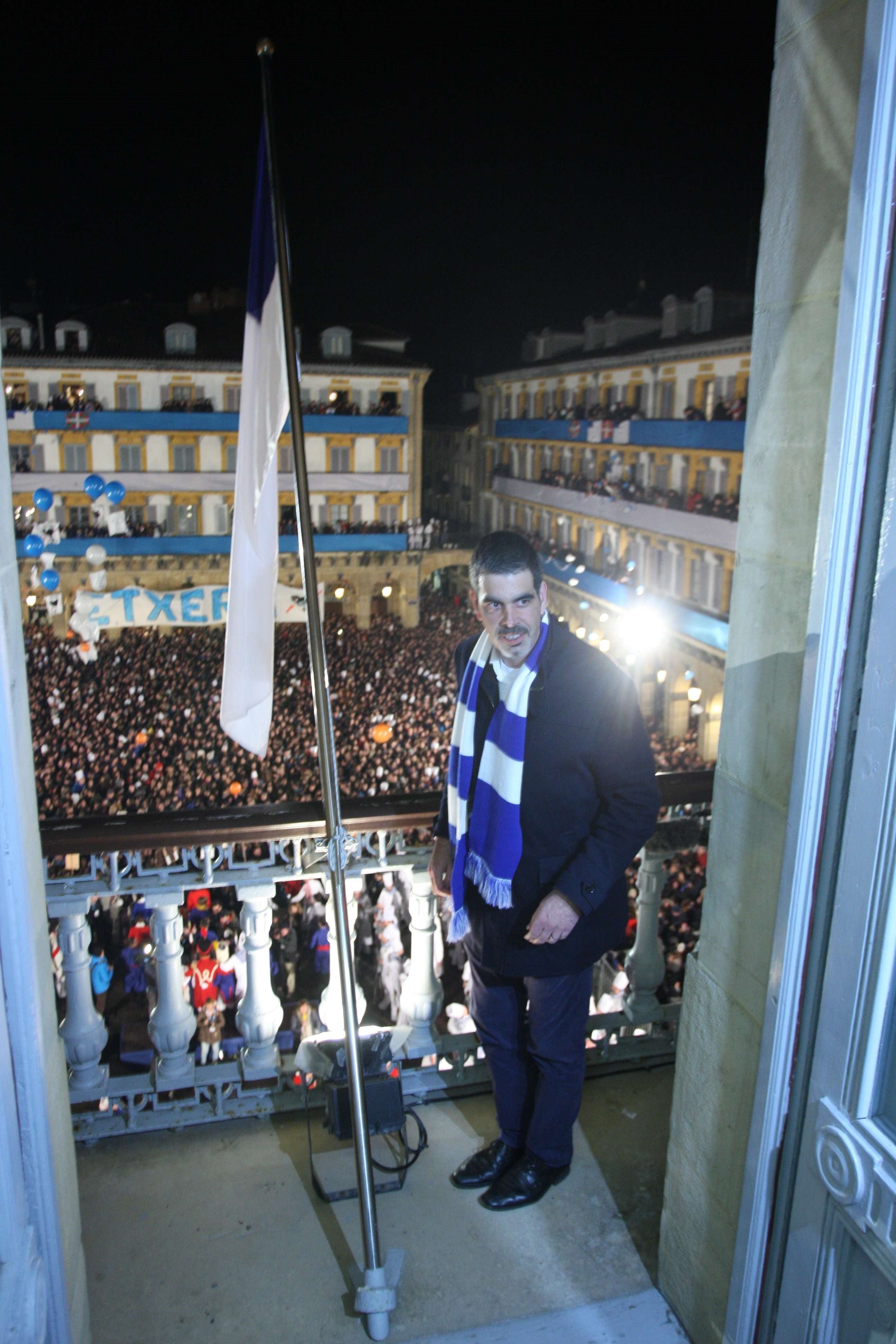 Eneko Goia en una de las izadas de la bandera en el Día de San Sebastián.