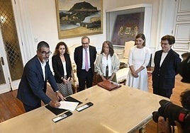 El 23 de julio se llevó a cabo la firma para la compra de los cuartes de Loiola entre el Ayuntamiento de Donostia y el Gobierno de España.