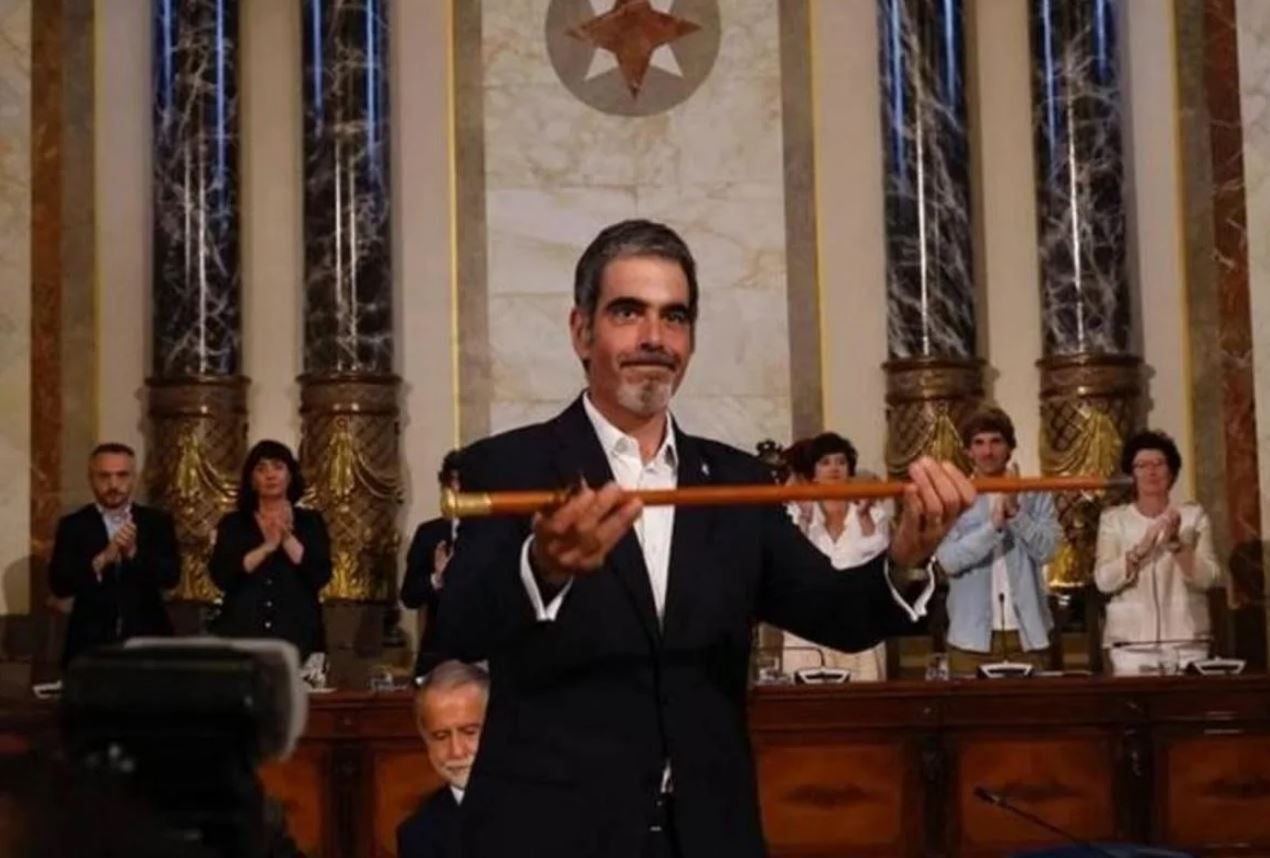 Eneko Goia con la makila de alcalde tras ganar las elecciones municipales de 2023.