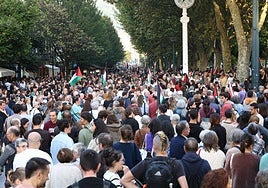Cientos de personas, en el Boulevard de Donostia antes del inicio de la manifestación.