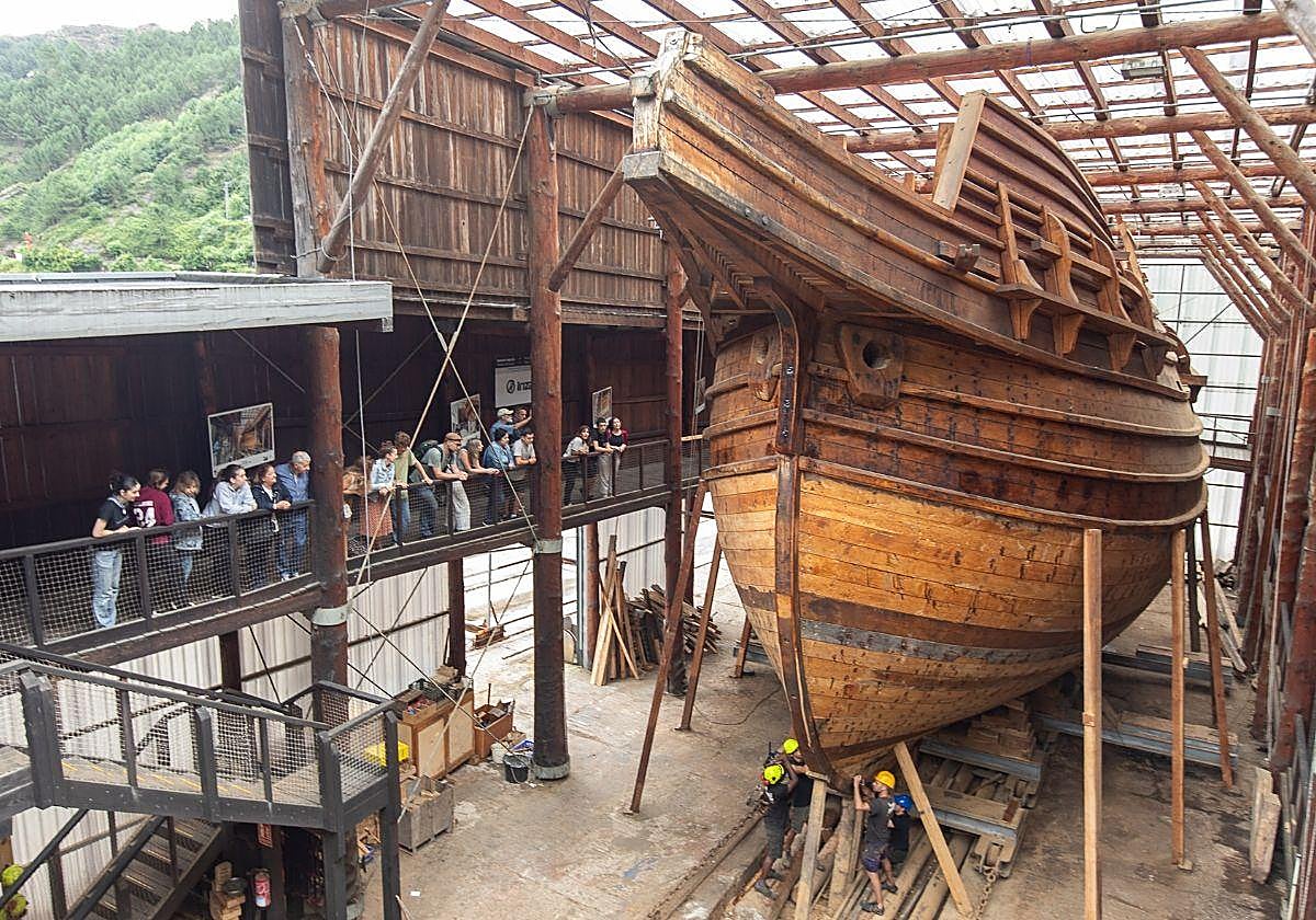 Réplica de la nao San Juan que se construye en el astillero-museo de Albaola en Pasaia