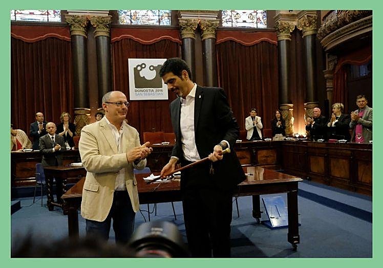 Juan Karlos Izagirre entrega la makila a Eneko Goia en 2015.