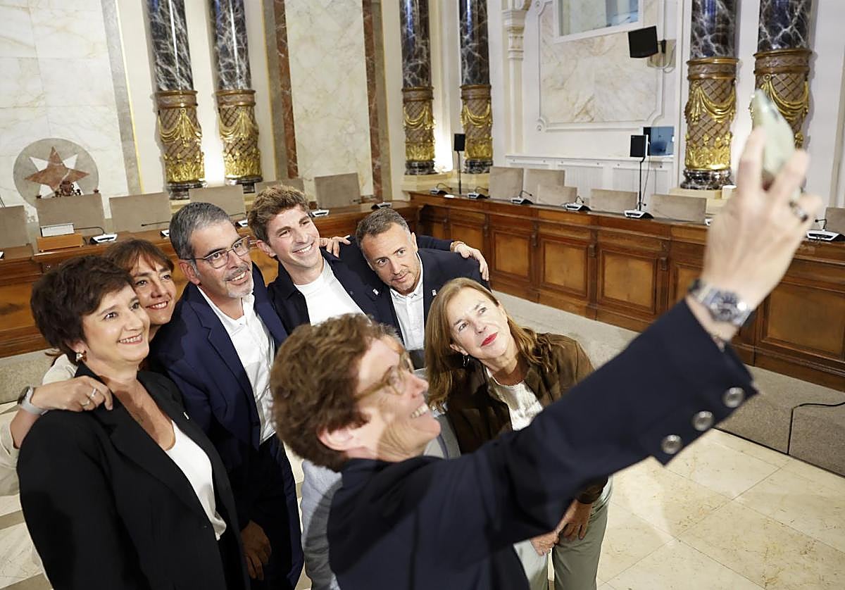 Nekane Arzallus hace un selfie con Goia y el resto de concejales del grupo municipales
