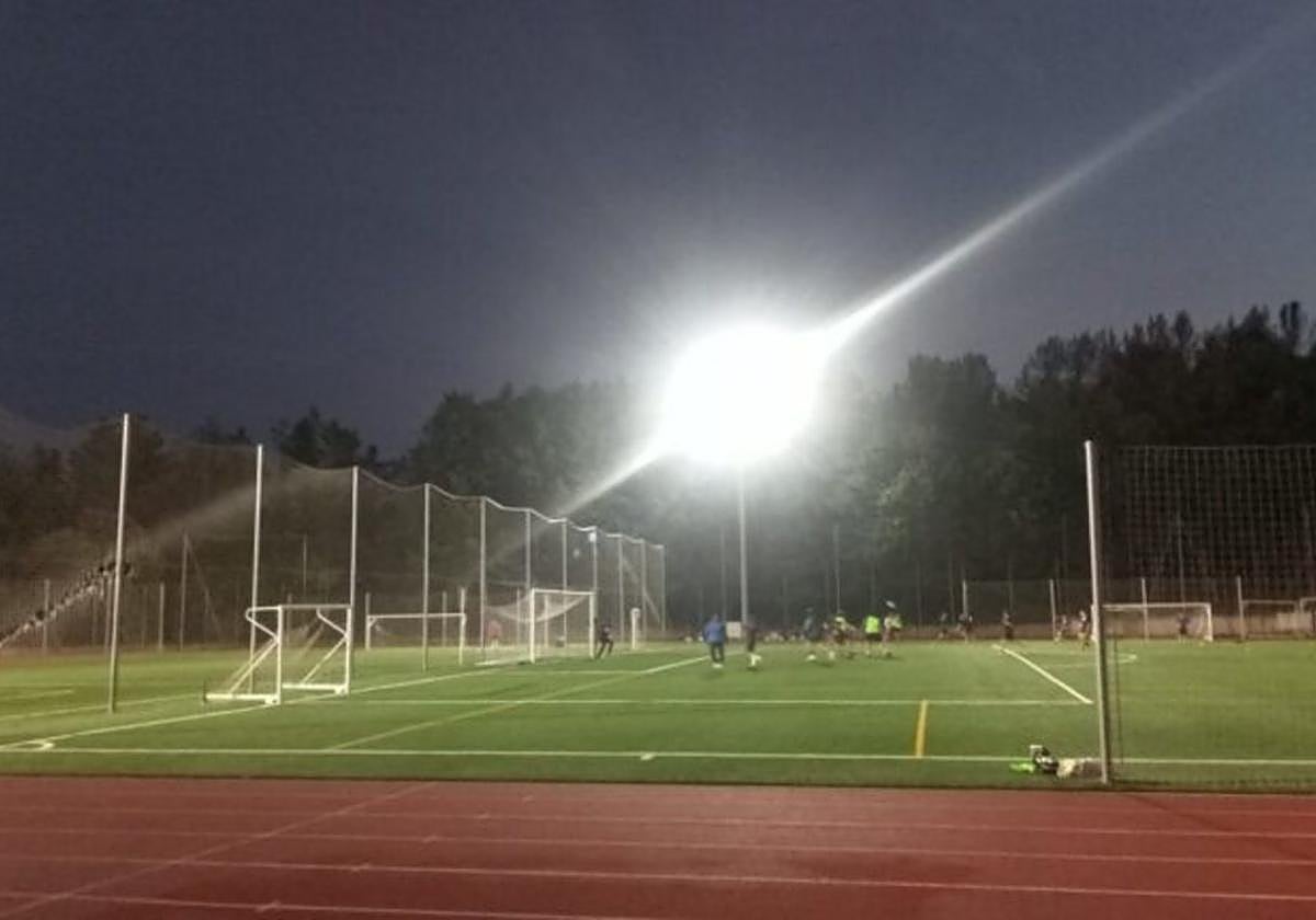 Los nuevos focos ya alumbran el estadio Mikel Ordiozola de Beraun.