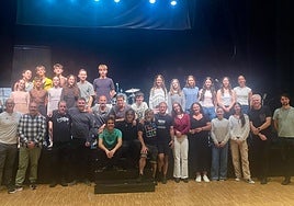 Los integrantes de Urtz y el resto de participantes en el concierto previsto para este sábado durante su último ensayo, celebrado en Donibane.