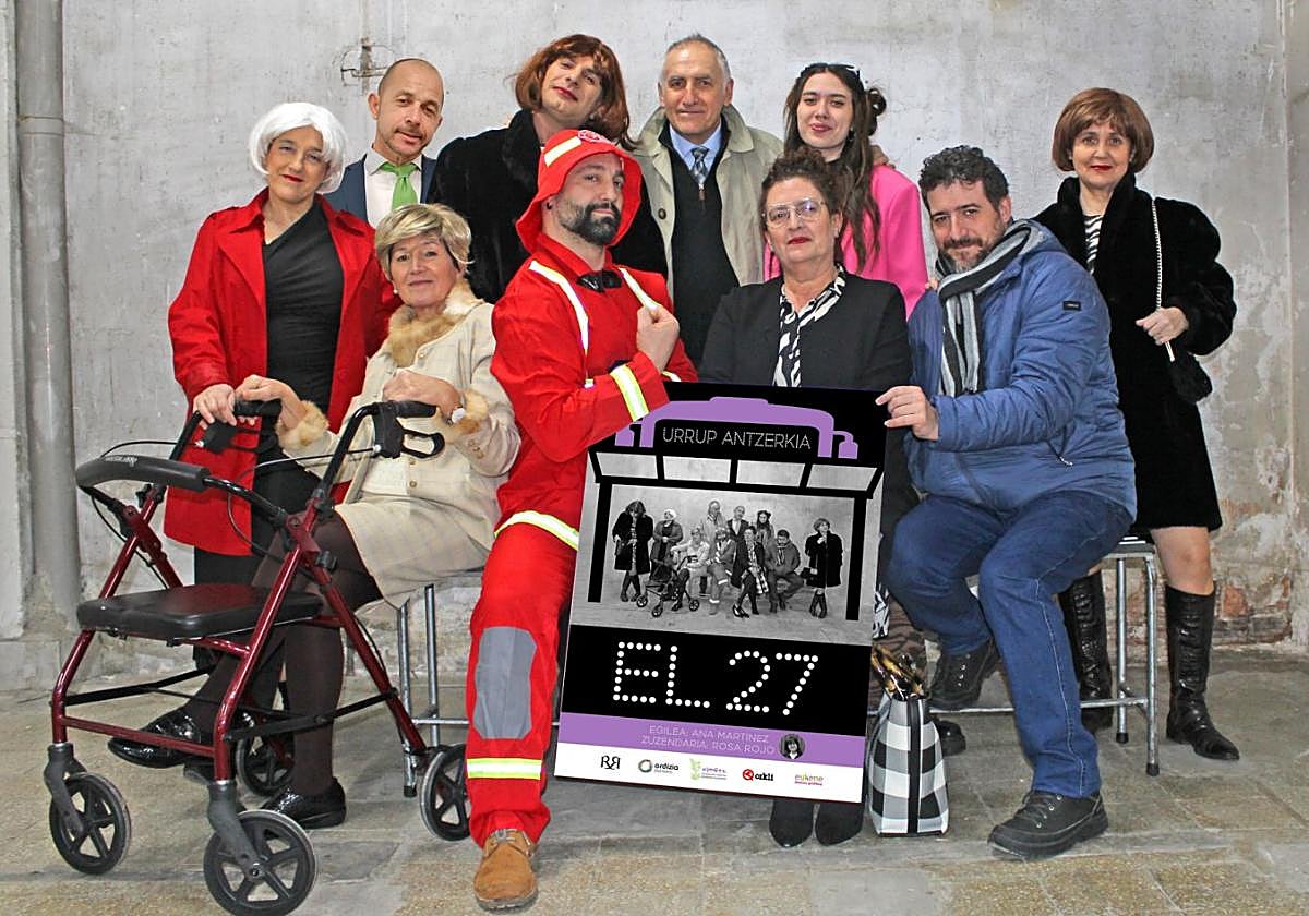 El elenco de artistas de Urrup, protagonista en el Areria con su obra 'El 27'.