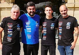 Xabi Zurutuza y su padre, junto al alcalde y el concejal de Deportes, tras la rúbrica del contrato.
