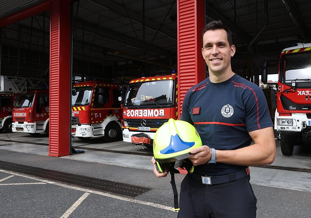 Peru Mac-Gragh en el parque de bomberos de Donostia, ayer.